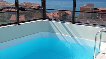 Piscine extérieure, chaises longues