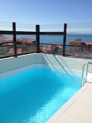 Outdoor pool, open 9:00 AM to 10:00 PM, pool loungers