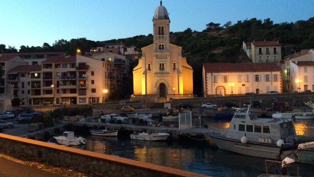 A harbor with boats, a church, and residential buildings. - ibis Styles Collioure Port Vendres (Port-Vendres)