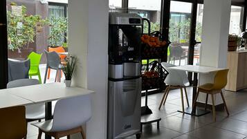 Café da manhã mediante uma taxa