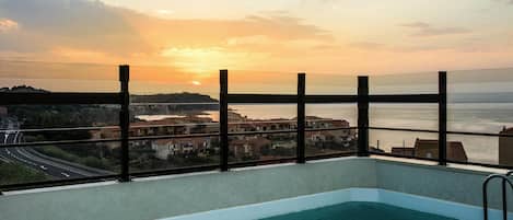 Piscina a l'aire lliure (horari: 09:00-22:00) i gandules