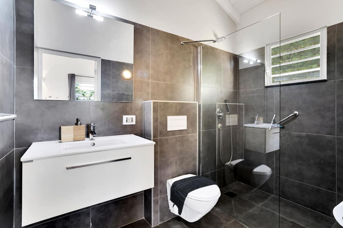studio | bathroom | shower, hair dryer, towels