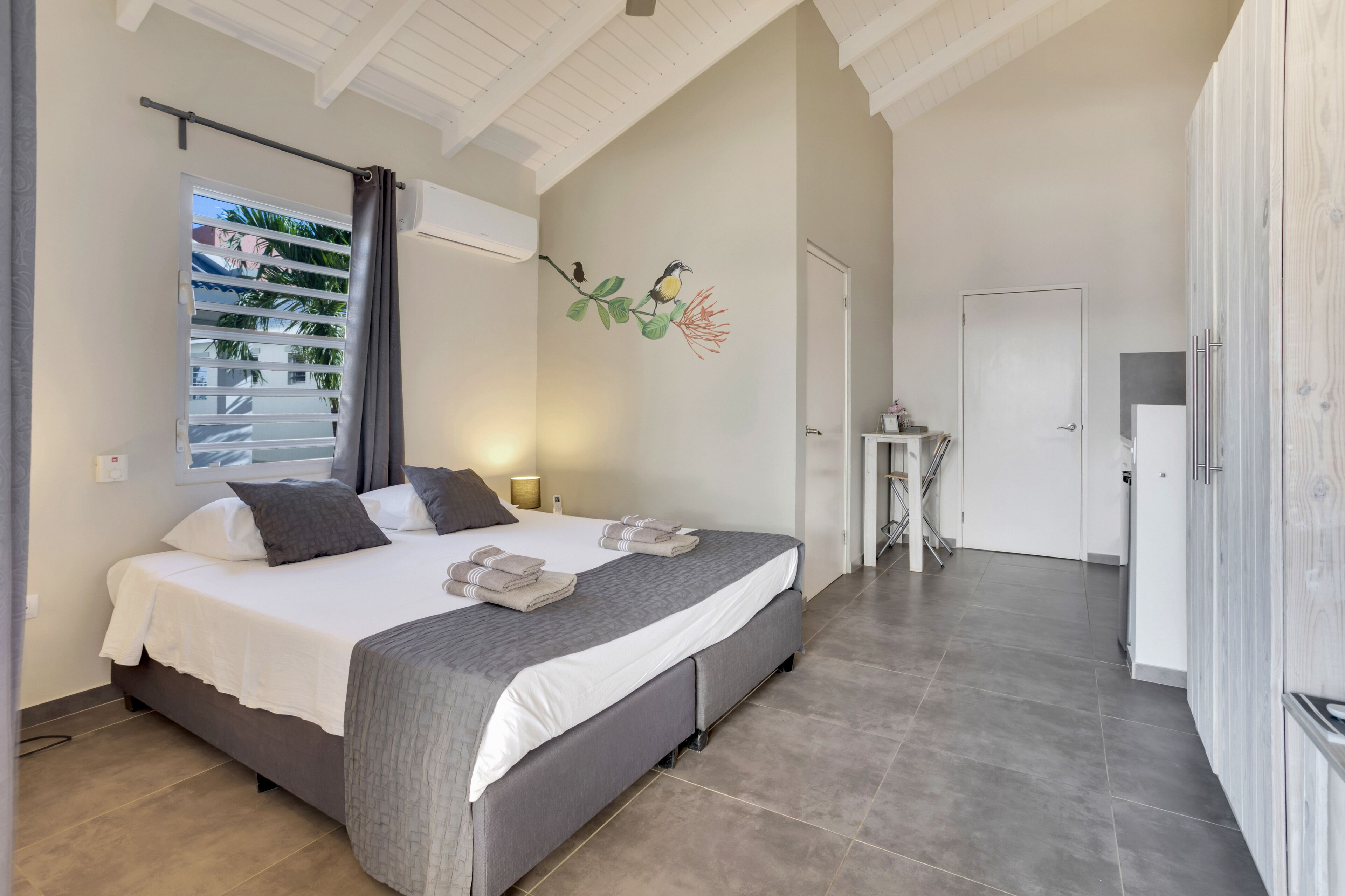 room, 1 king bed | in-room safe, blackout curtains, soundproofing, iron/ironing board