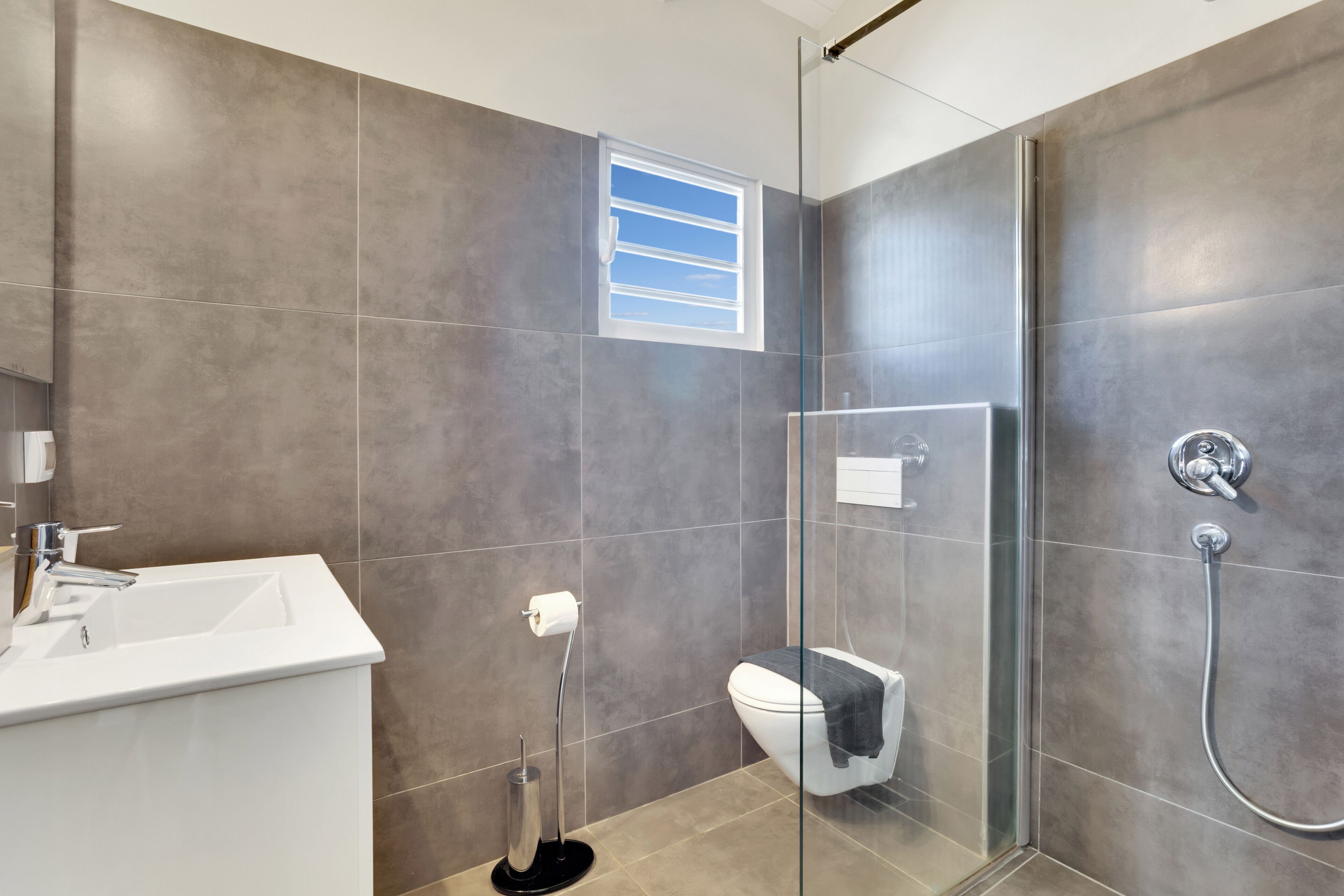 room, 1 king bed | bathroom | shower, hair dryer, towels