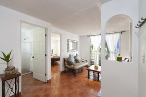 Villa, 1 lit double | Salle de séjour | Téléviseur à DEL de 25 po avec télévision par cùble, téléviseur