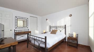 1 kamar tidur, seprai premium, brankas, dan meja kerja