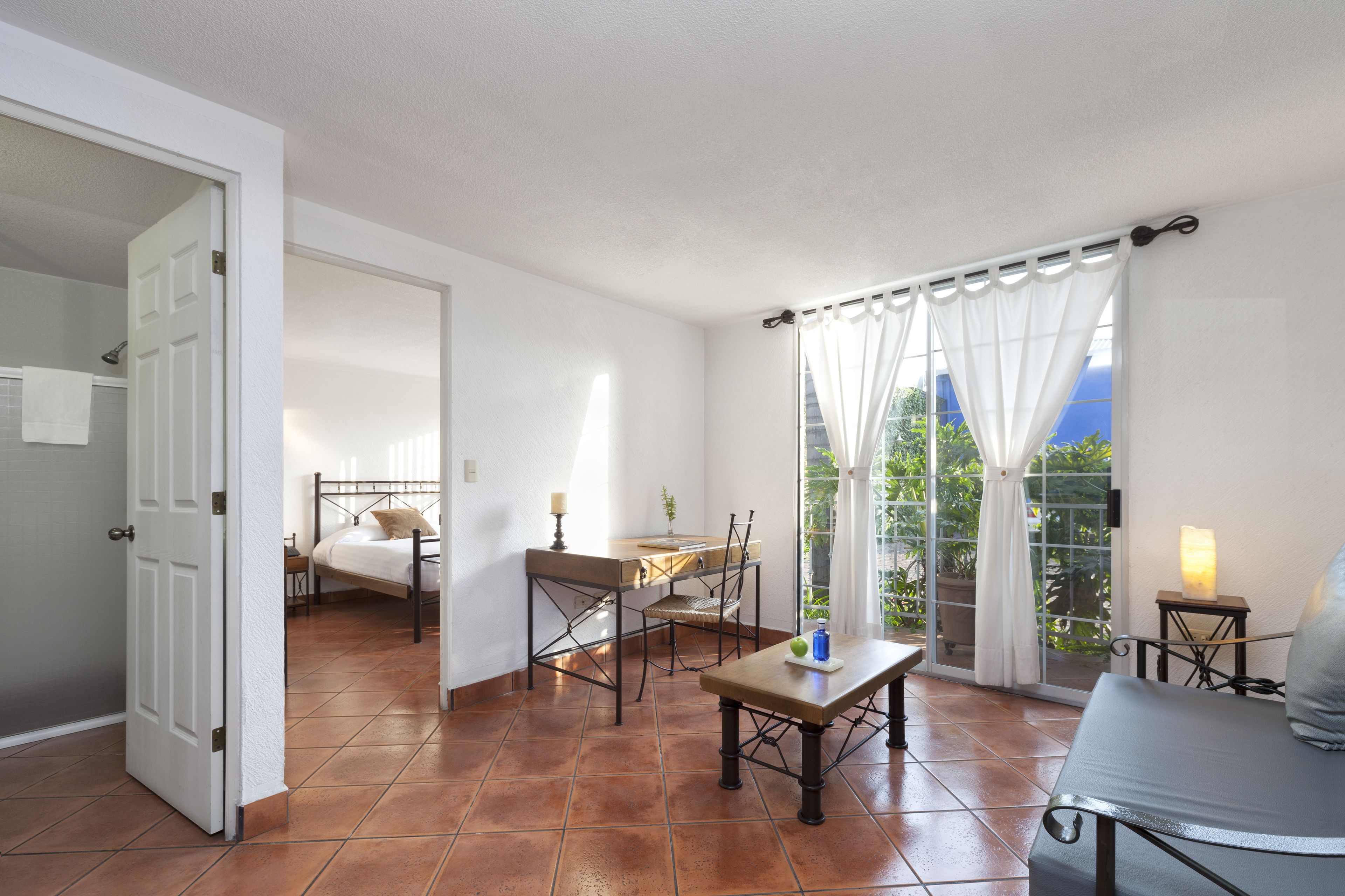 Villa, 1 cama matrimonial | Sala de estar | Televisión LED de 25 pulgadas con canales por cable y televisión 