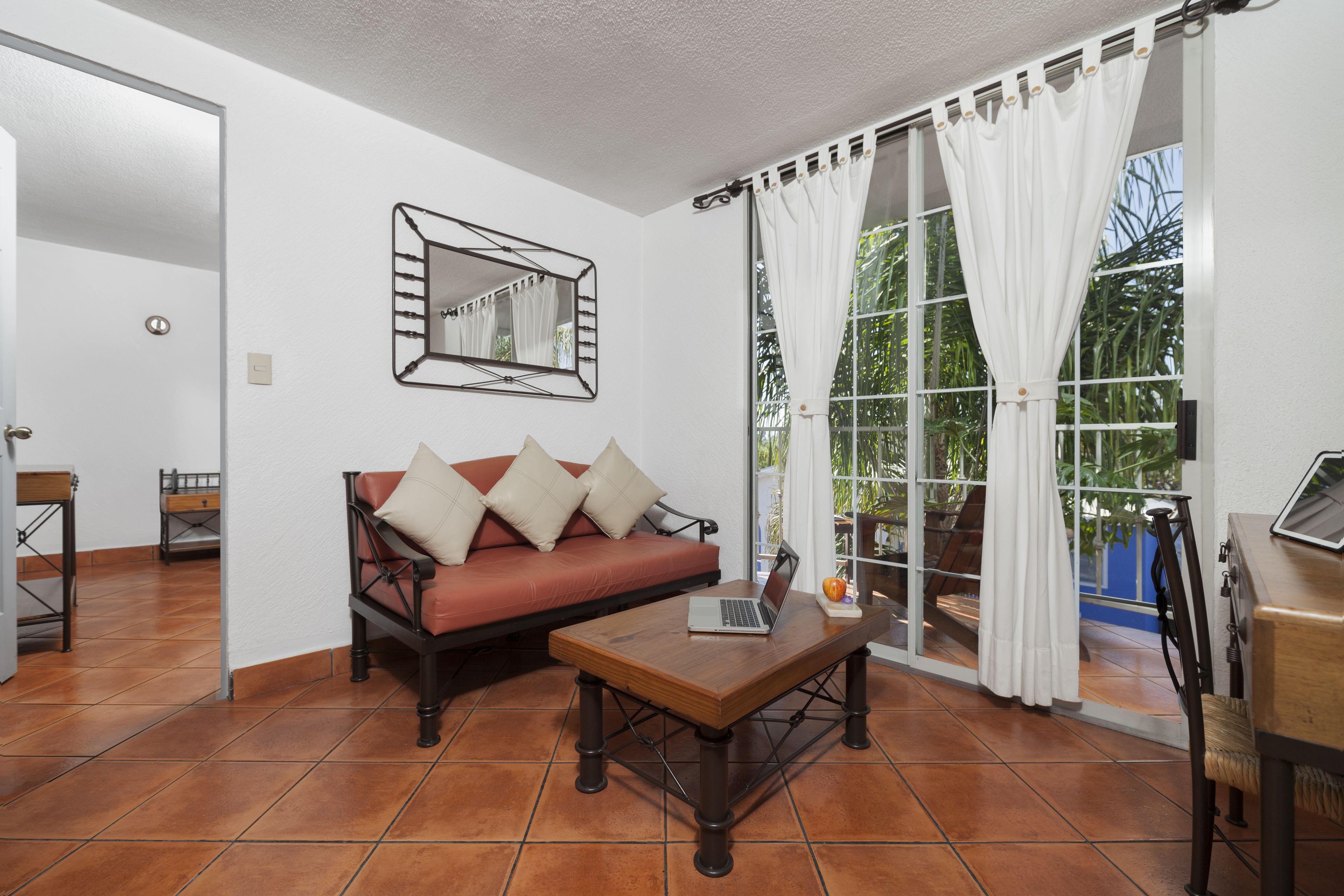 Villa, 1 cama matrimonial | Sala de estar | Televisión LED de 25 pulgadas con canales por cable y televisión 