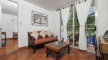 Villa, 1 cama matrimonial | Sala de estar | Televisión LED de 25 pulgadas con canales por cable y televisión