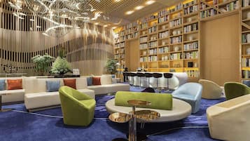 3 restoran, melayani sarapan, makan siang; sajian masakan internasional