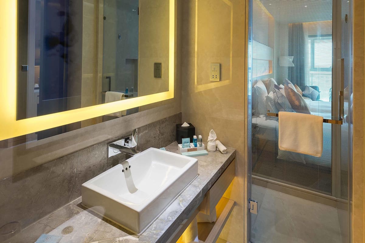 1 bedroom, premium bedding, minibar, in-room safe