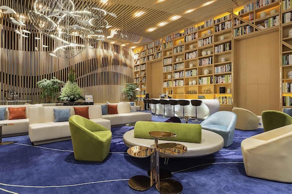 3 restaurants, breakfast, lunch, dinner served; international cuisine