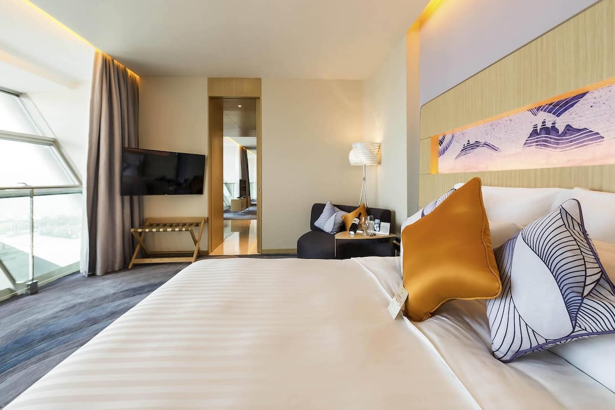 Deluxe Suite, 1 King Bed | 1 bedroom, premium bedding, minibar, in-room safe