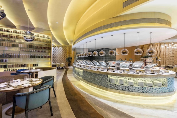 3 restaurants, breakfast, lunch, dinner served; international cuisine