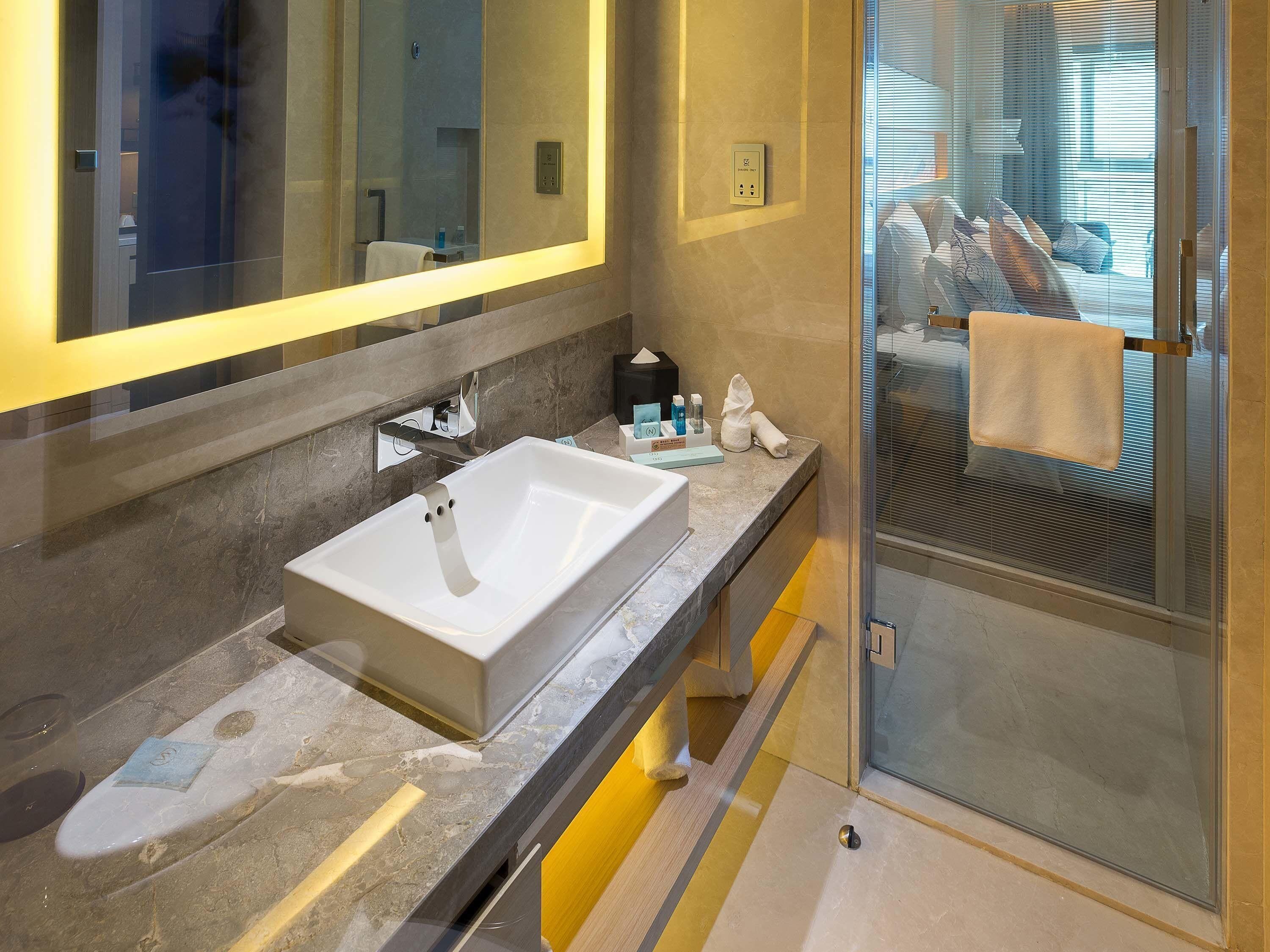 Deluxe Room, 2 Single Beds | 1 bedroom, premium bedding, minibar, in-room safe