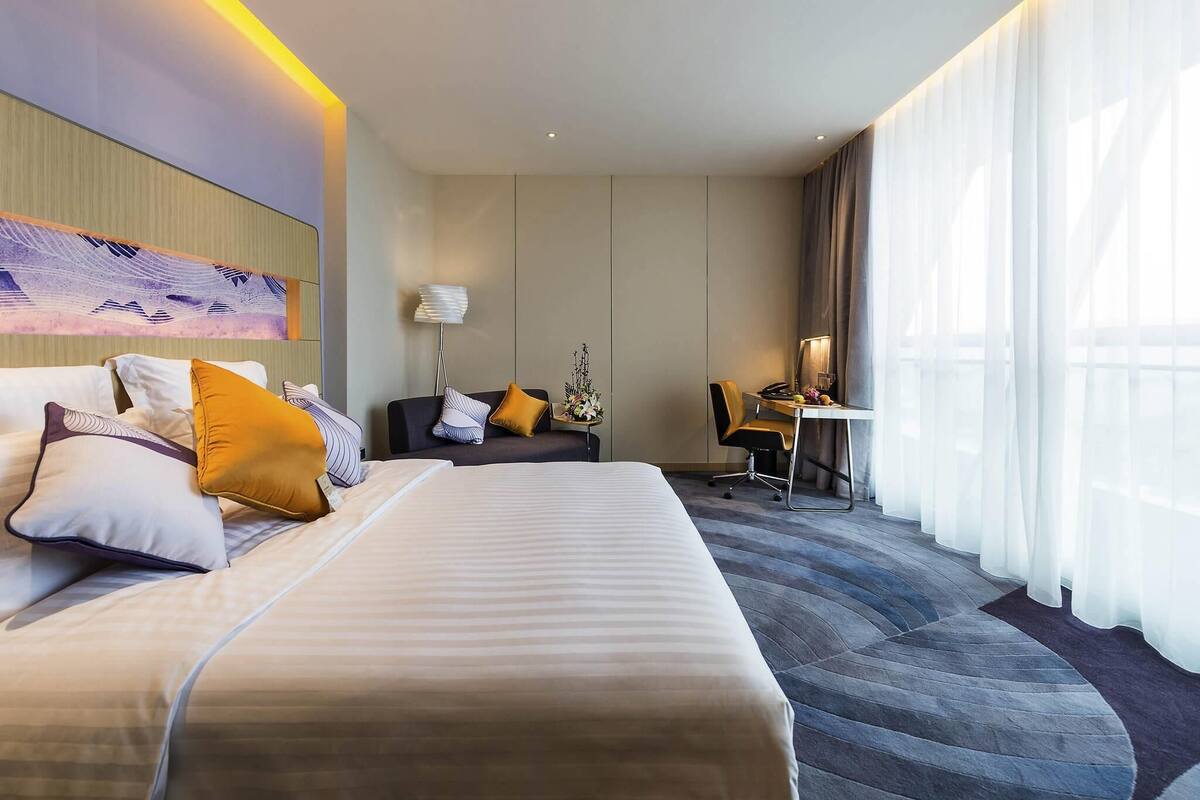 Premier Room, 1 King Bed | 1 bedroom, premium bedding, minibar, in-room safe