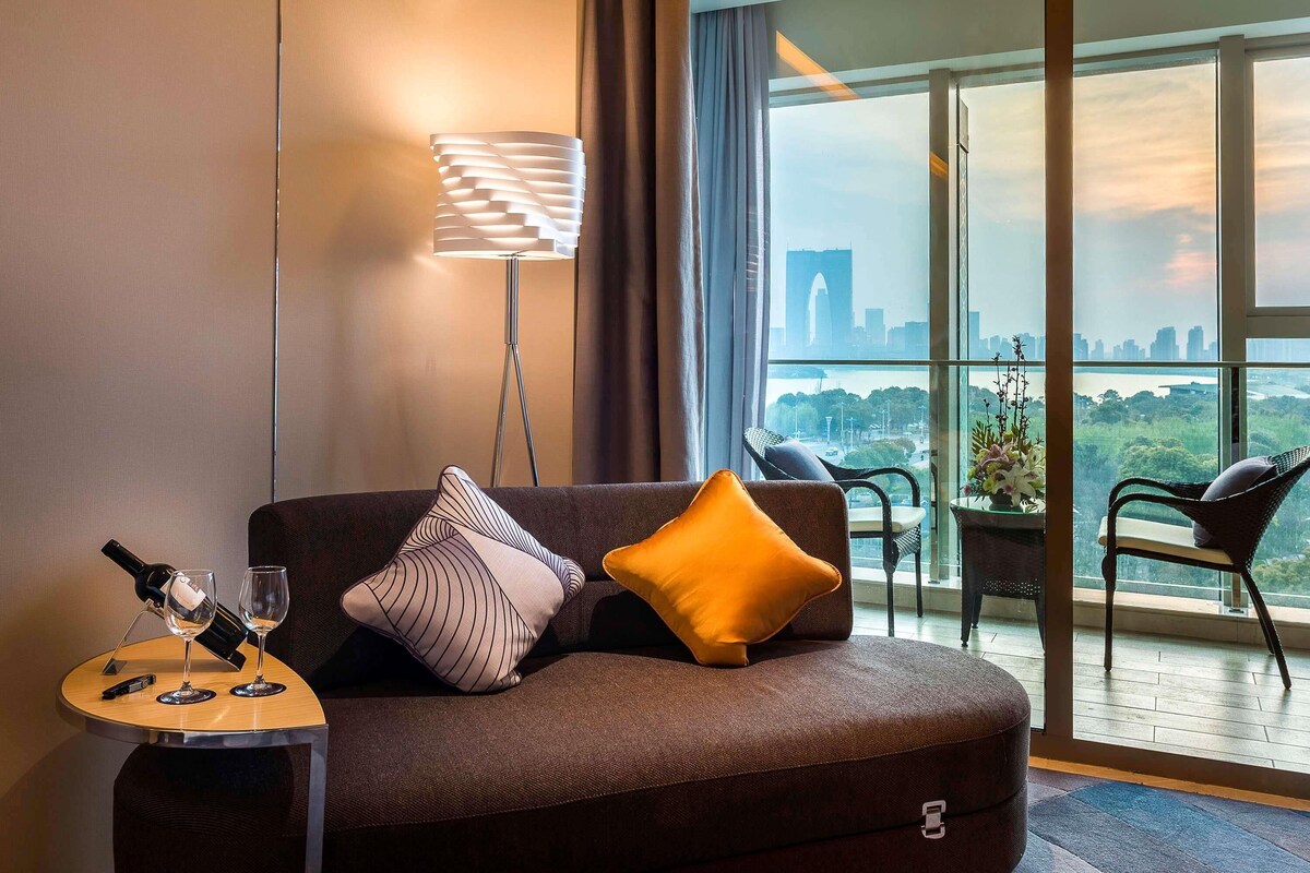 1 bedroom, premium bedding, minibar, in-room safe