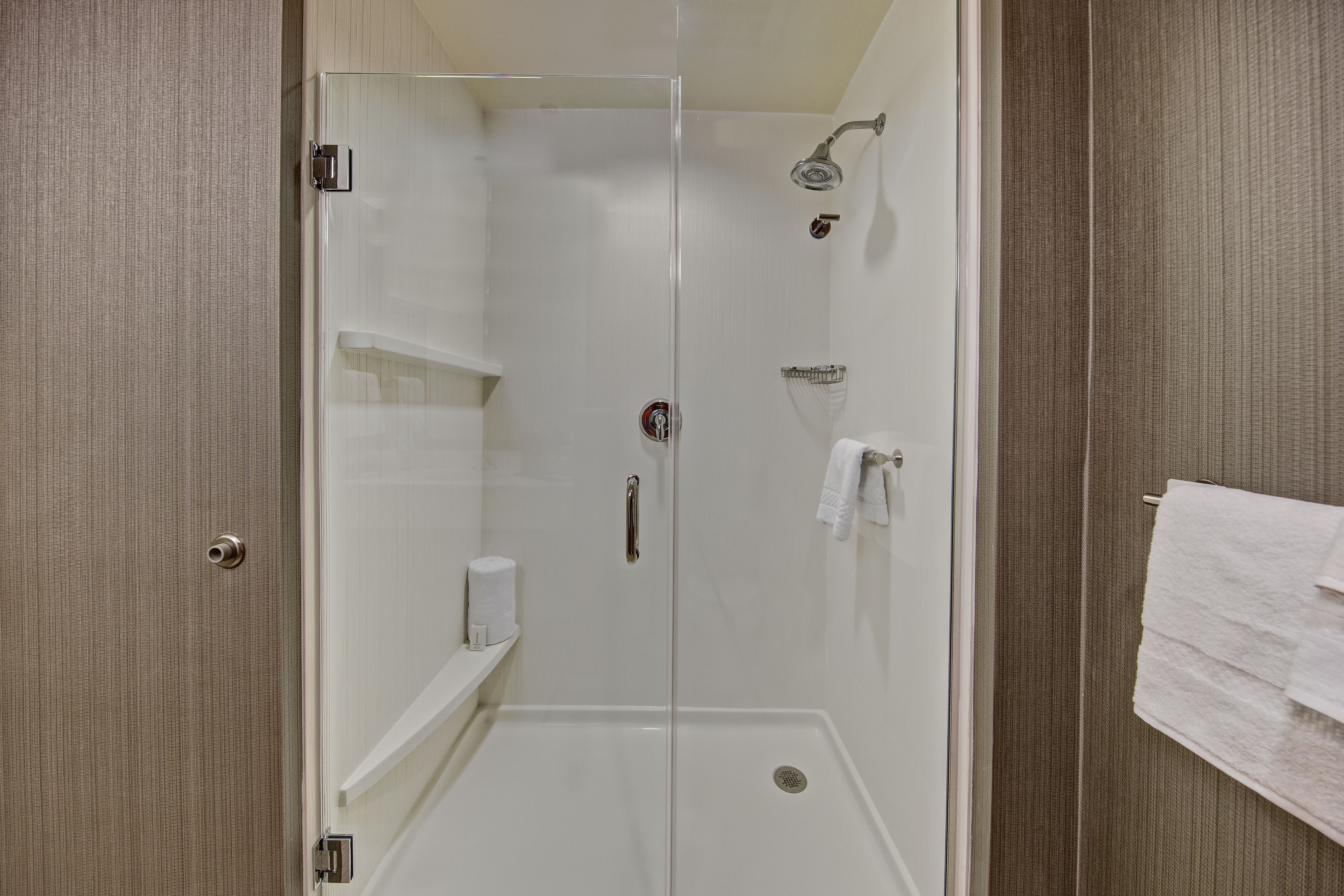 combined shower/bathtub, hair dryer, towels