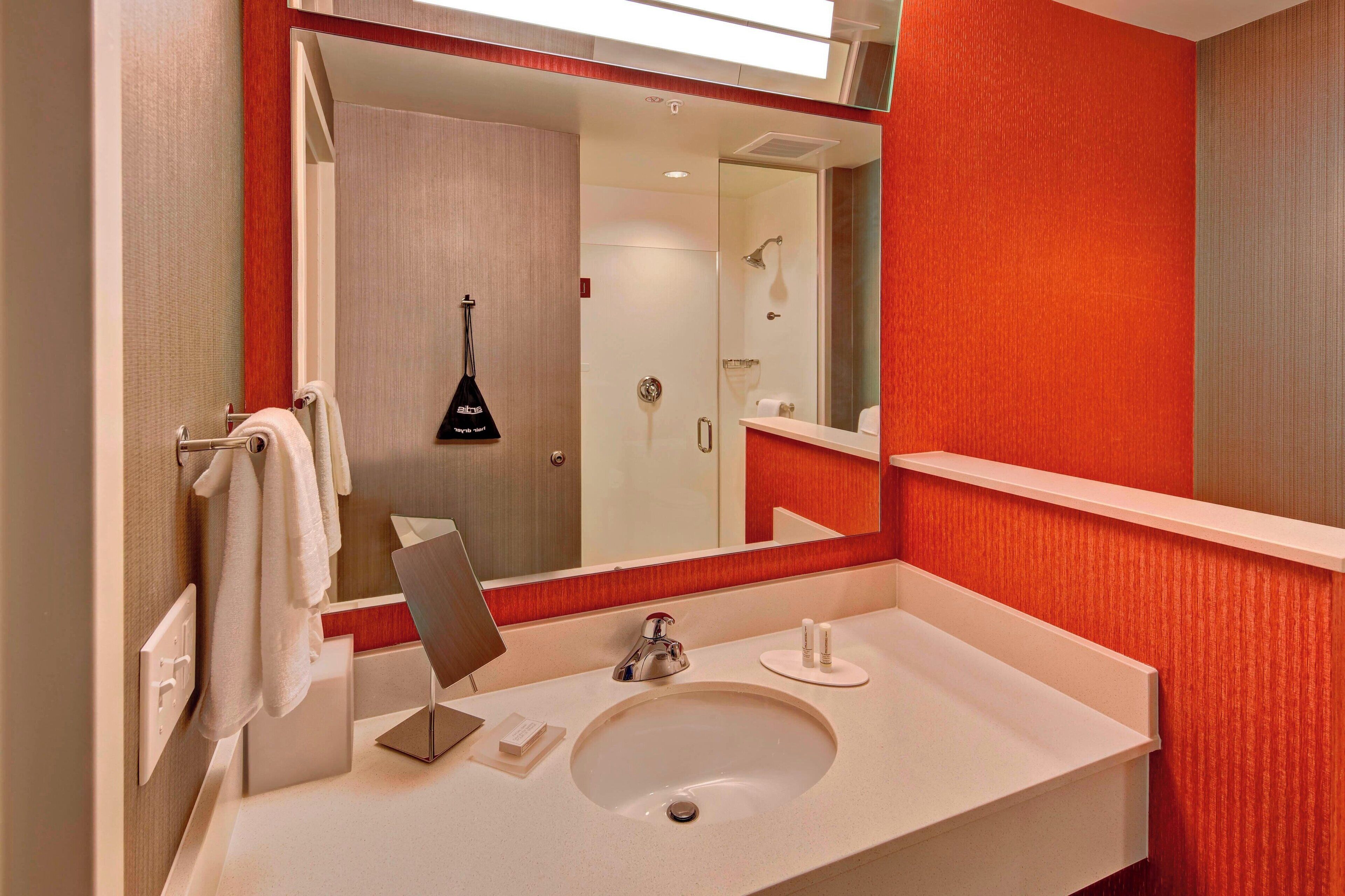 combined shower/bathtub, hair dryer, towels
