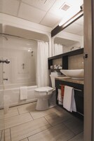 Un baño moderno con bañera, inodoro y lavamanos.