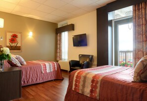 客房, 2 张大床 | 办公桌、隔音、熨斗/熨板、免费婴儿床