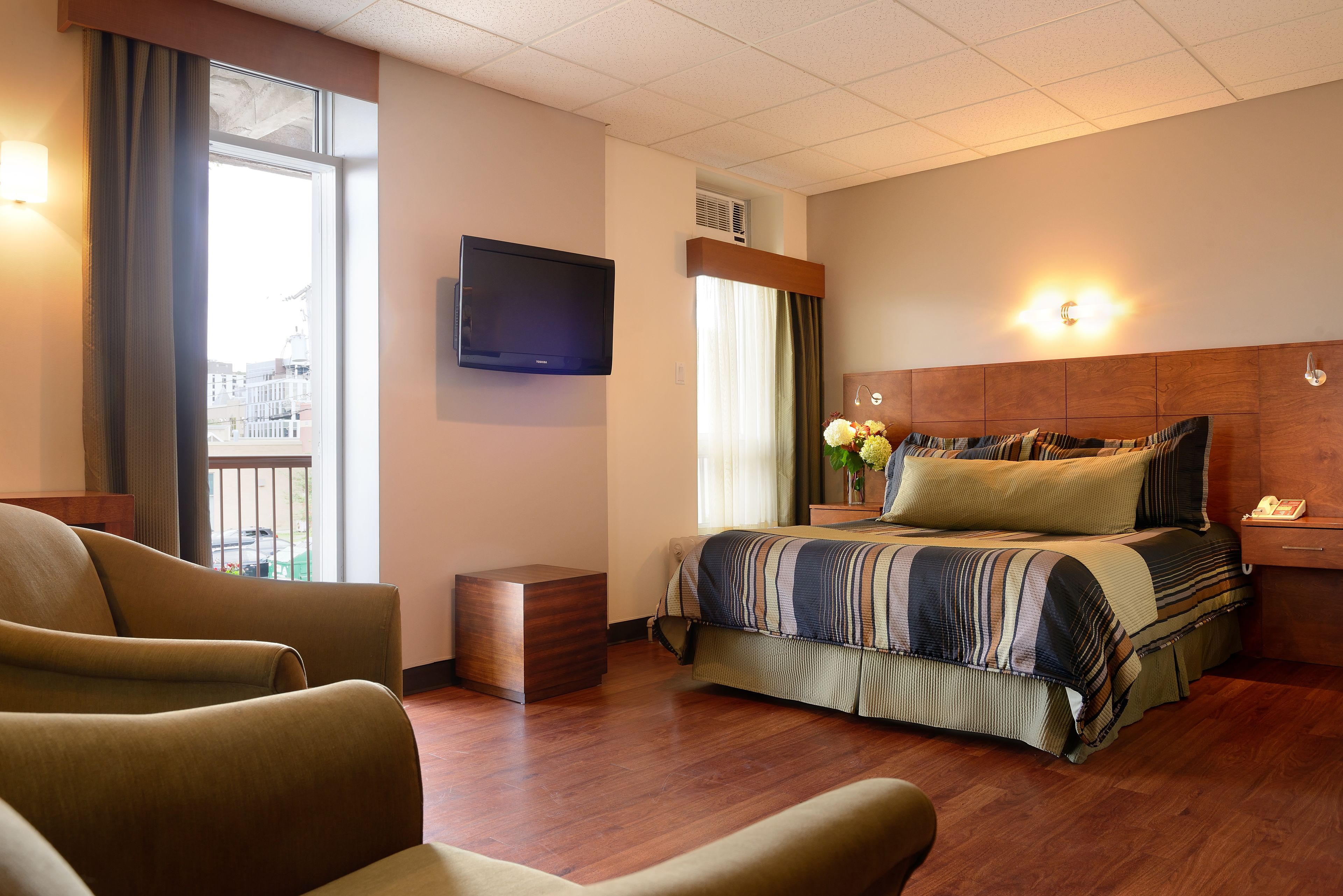 room, 1 queen bed | desk, soundproofing, iron/ironing board, free cots/infant beds