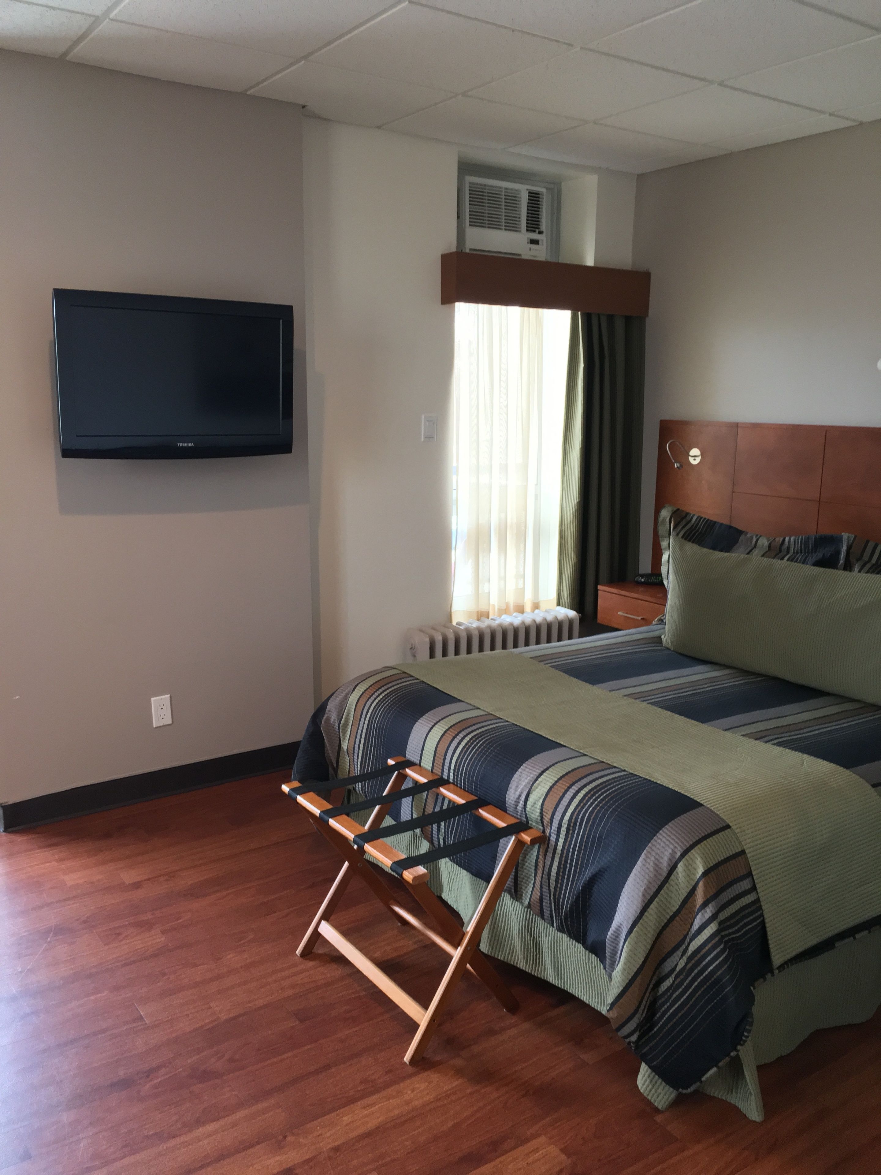 room, 1 queen bed | desk, soundproofing, iron/ironing board, free cots/infant beds