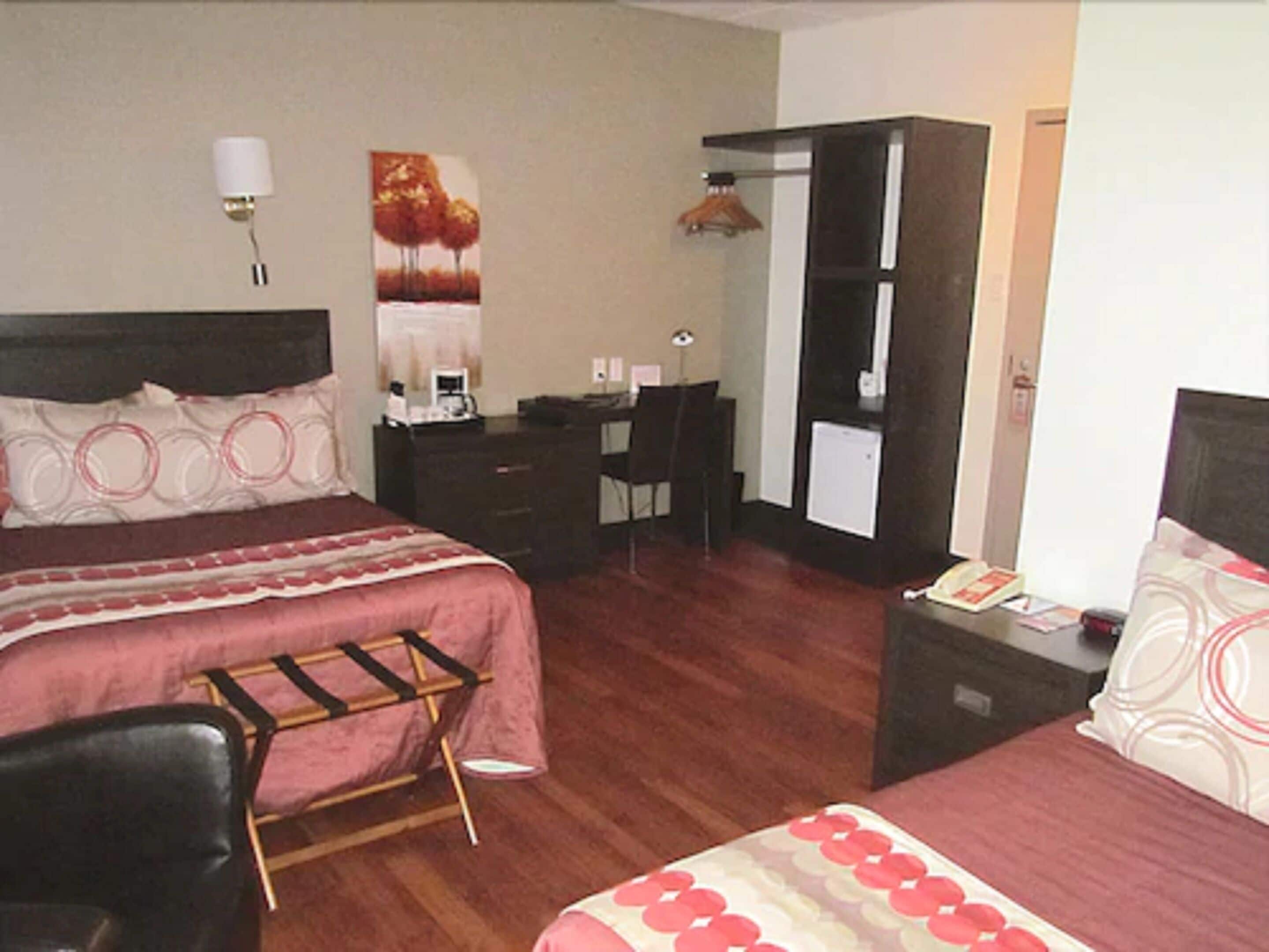 room, 1 queen bed | desk, soundproofing, iron/ironing board, free cots/infant beds