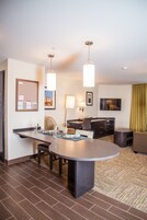Suite, 1 Bedroom | In-room dining