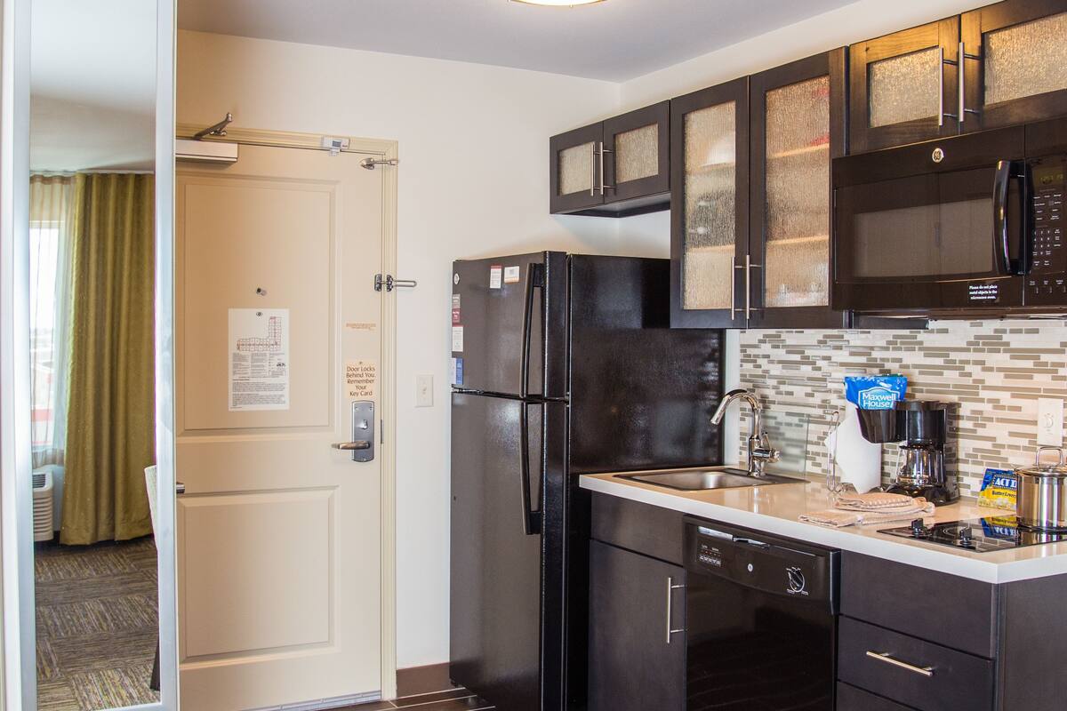 fridge, microwave, stovetop, coffee/tea maker