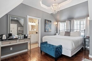 #6 Deluxe King Room | Hypo-allergenic bedding, in-room safe, iron/ironing board, free WiFi - New Haven Inn (Solvang)