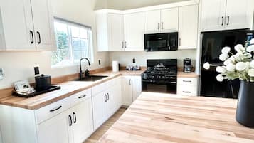 #20, Penthouse Suite, Second Floor | Cuisine privée | Réfrigérateur, micro-ondes, cafetiÚre/bouilloire