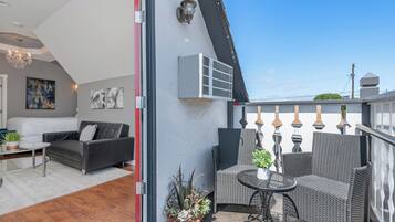 #6 Deluxe King Room | Balkongutsikt