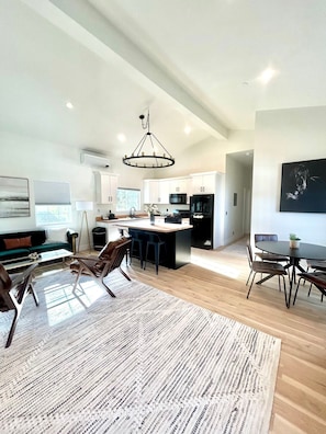 #20, Penthouse Suite, Second Floor | Living area