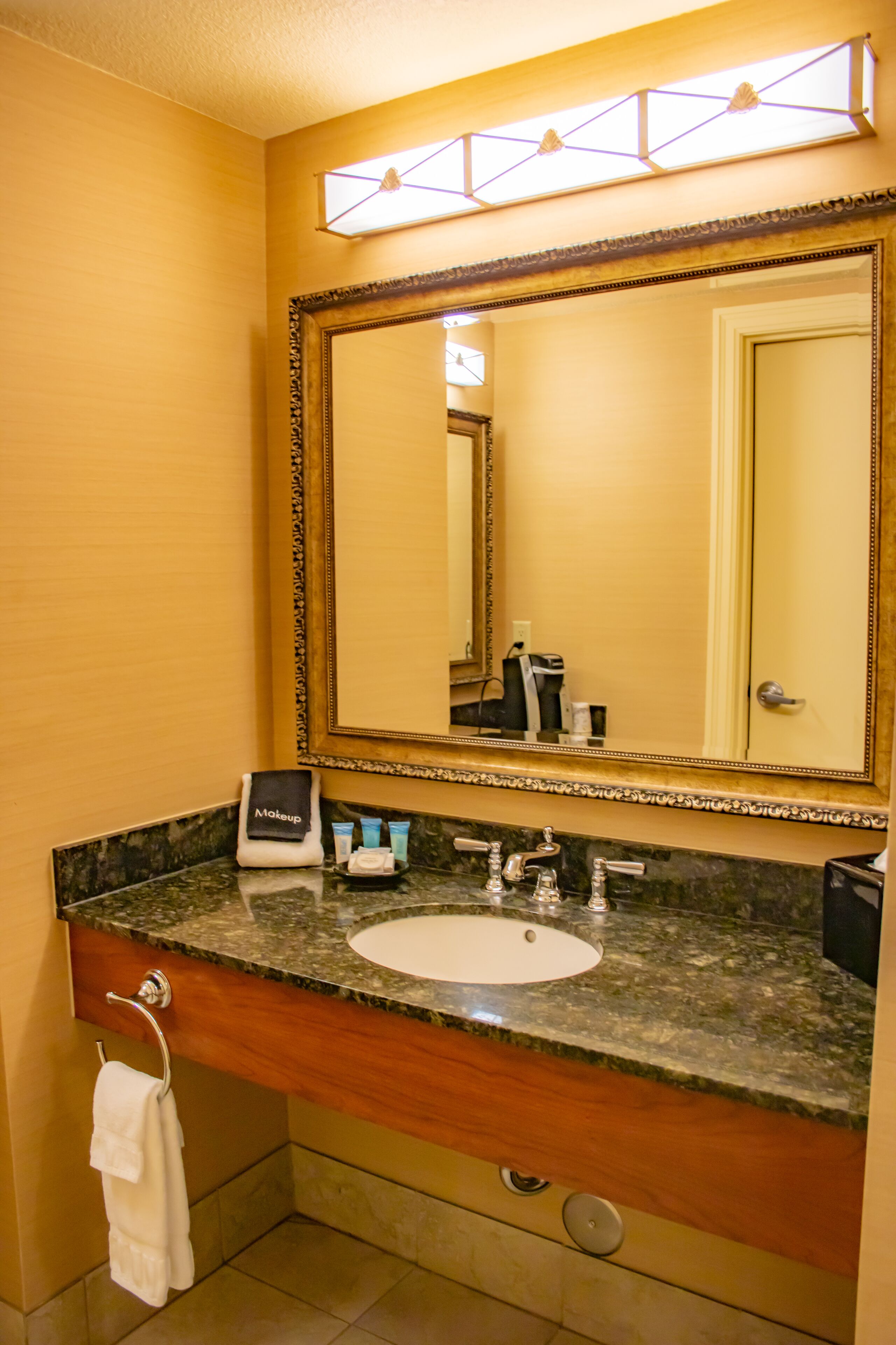 deluxe double room | bathroom | free toiletries, hair dryer, towels