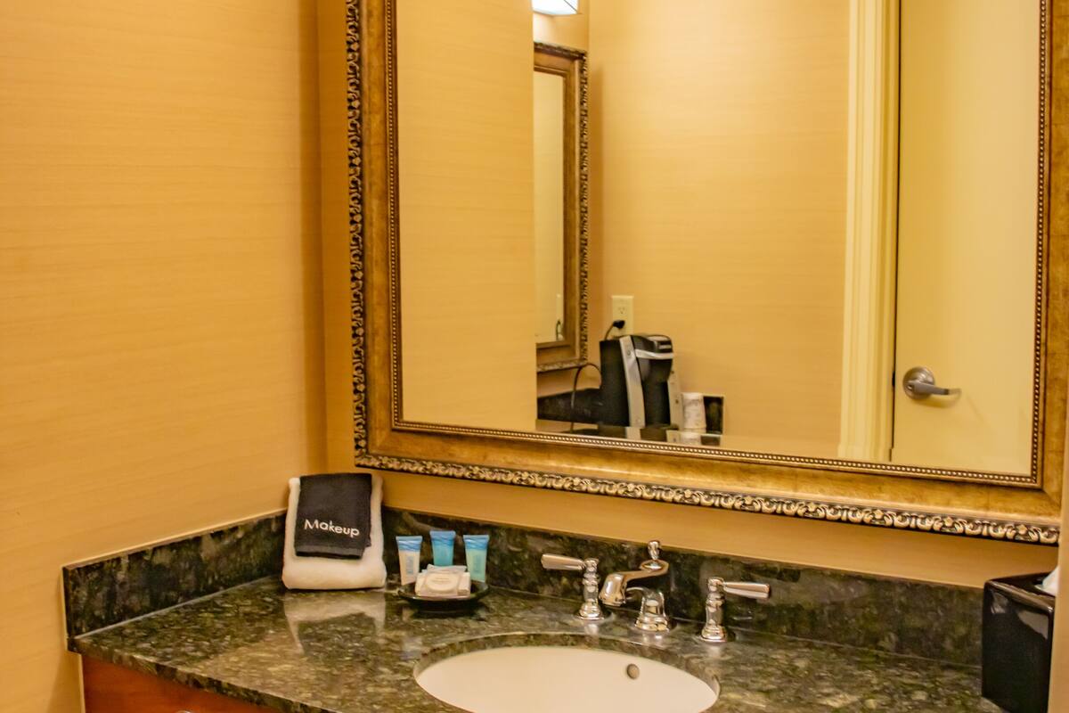 deluxe double room | bathroom | free toiletries, hair dryer, towels