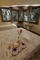 Ropa de cama de alta calidad y minibar 