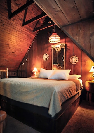 Cabin 5 | 1 bedroom, individually decorated, individually furnished