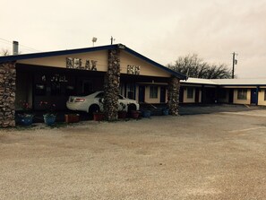 Free self-parking - Relax Inn Goldthwaite (Goldthwaite)