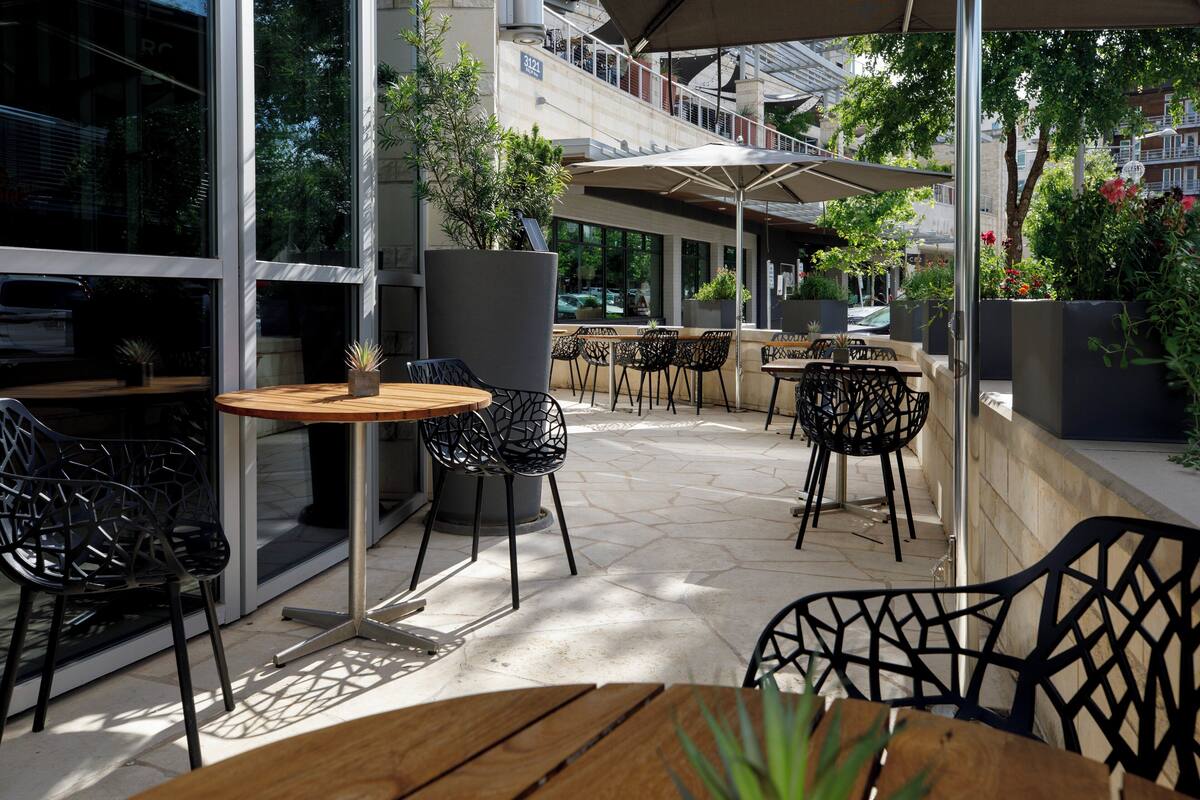 breakfast, dinner, brunch served; american cuisine