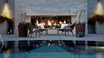 Una piscina al aire libre, cabañas de piscina gratuitas, sombrillas