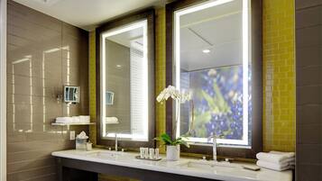 Designer toiletartikelen, een haardroger, badjassen, pantoffels