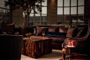 Se sirven desayunos, cenas y brunches; cocina americana