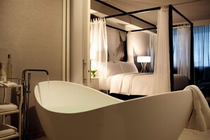 Articles de toilette de luxe, sèche-cheveux, peignoirs, chaussons