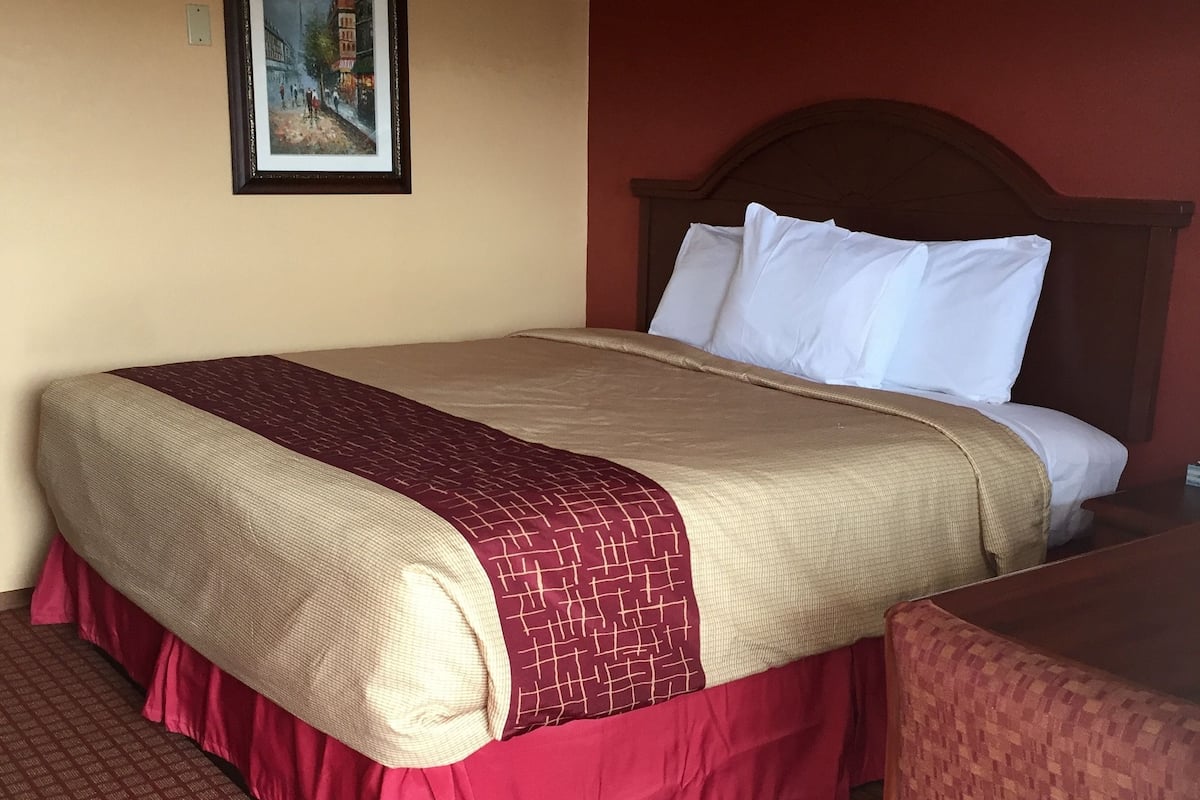 Tabla de planchar con plancha, wifi gratis y ropa de cama