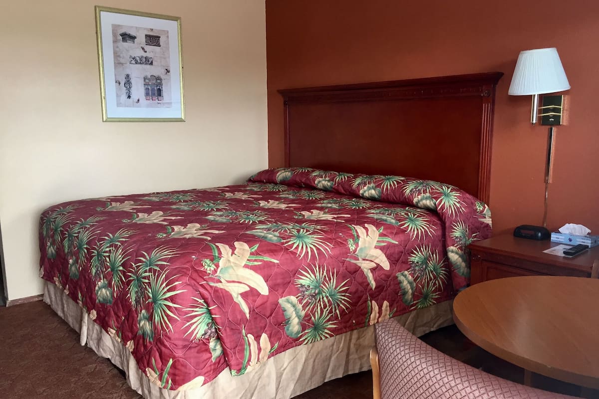 Tabla de planchar con plancha, wifi gratis y ropa de cama