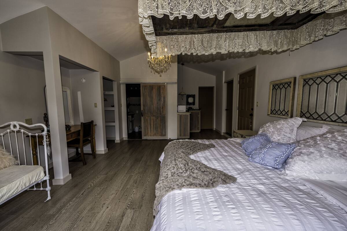 Rum - 1 kingsize-säng (Shabby Chic) | Sängtillbehör av högsta kvalitet och gratis wi-fi