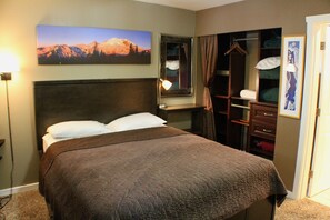 512 Preferred 1 Bedroom Unit | Individually decorated, individually furnished, free WiFi, bed sheets - Crystal Chalets Condominiums at Crystal Mountain Ski Resort (Enumclaw)
