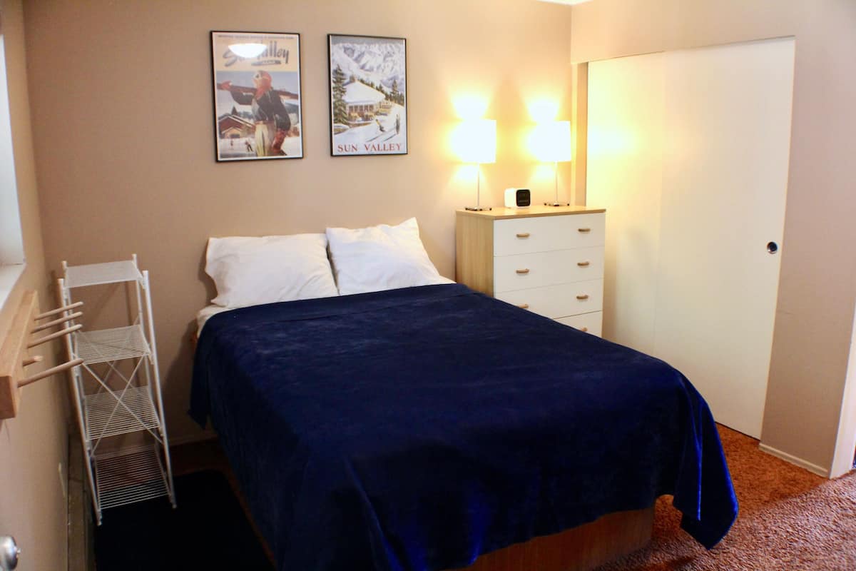 534 Bare Bones 1 Bedroom Unit | WiFi (free), individually decorated, individually furnished, bed sheets