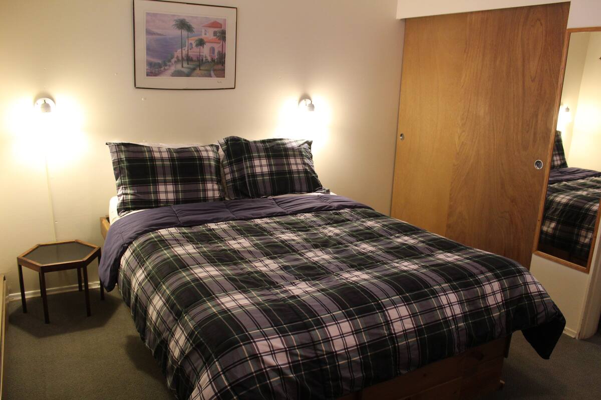 522 Standard 1 Bedroom Unit | WiFi (free), individually decorated, individually furnished, bed sheets